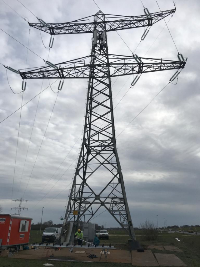 Werk in een hoogspanningsmast.